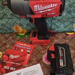 Milwaukee
M18 FUEL ONE-KEY 18V Lithium-Ion Brushless Cordless 1/2 in. Impact Wrench with extended capacity 5.0AH  Resistant Battery 