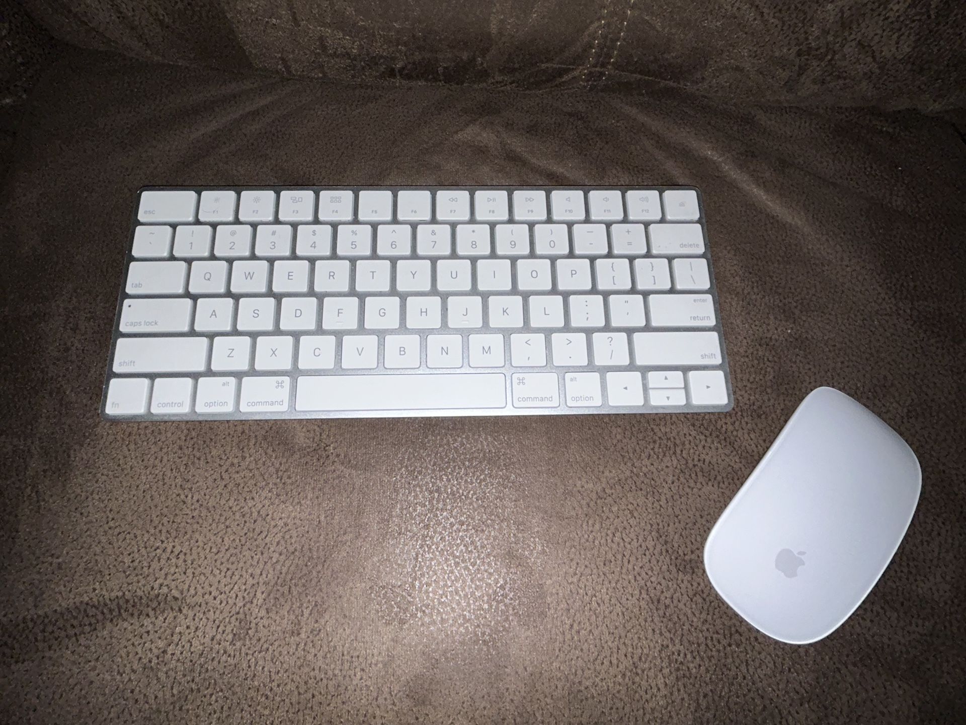 APPLE MAGIC KEYBOARD AND MOUSE (Bluetooth)