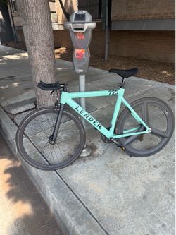 Leader 725 bicycle and Thule T2 Pro X NEW