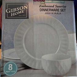 Dinnerware set - 4 plates/4 bowls 