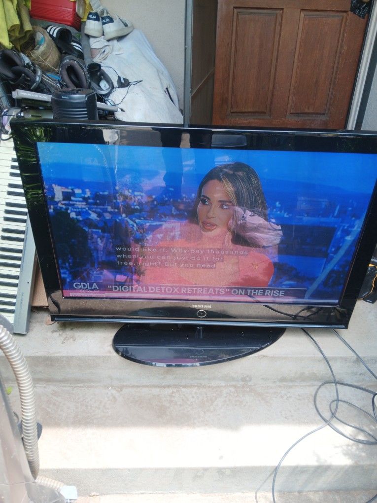 !! 42 In Plasma TV Samsung With Remote