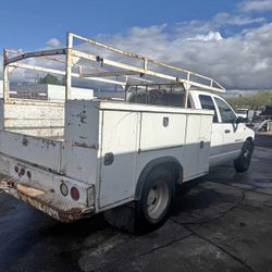 Utility bed with ladder rack has key