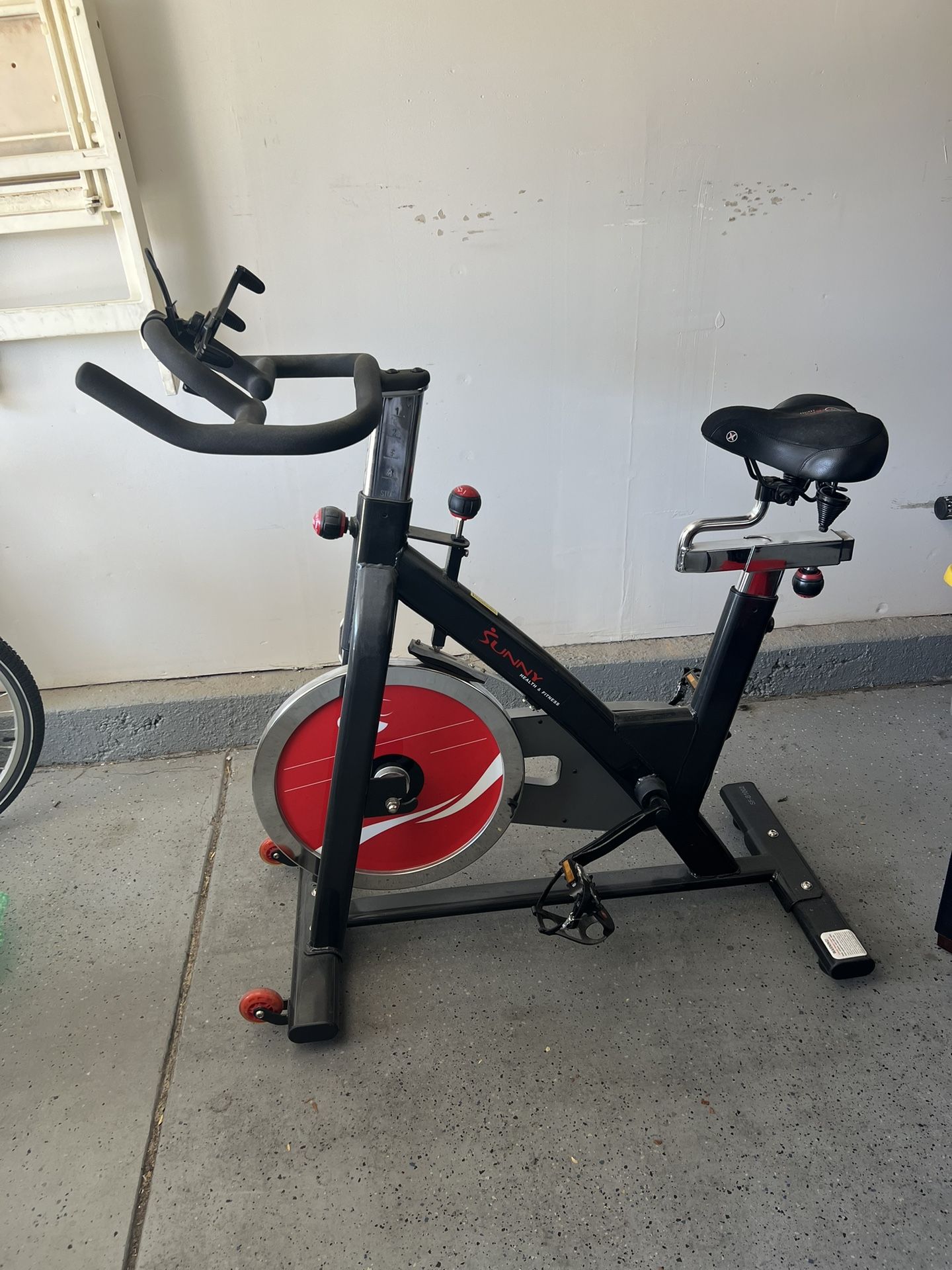 Sunny Health Fitness SF B1002 Belt Drive Cycle Bike
