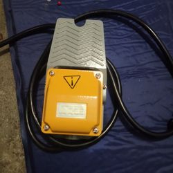 Foot Control Switch Pedal ON Off Momentary Switch Deadman Style Aluminum Cast, 6-ft Cable with 3 Prong Piggyback Plug, 15A 110-250 VAC IP65 SPDT NO NC