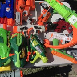 Bonche De Nerf Guns And Assorted 