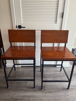 2x 24” Sturdy Bar Stools
