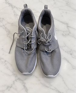 Men’s Gray Nike Mesh Sneakers – Size 11