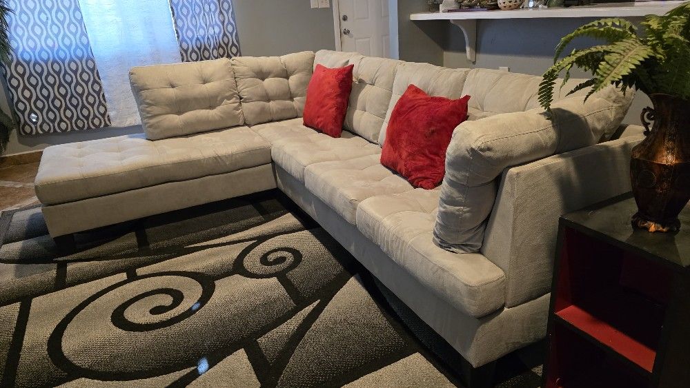 Light Gray SECTIONAL Sofa Like New 4 Months Old Im Moving Can't Take It .... Chaise It's Revirsible Pet And Smoke Free No Damages No Smells
