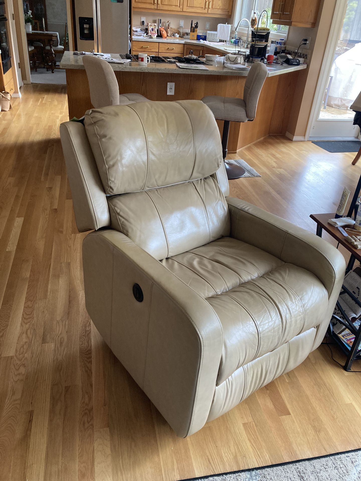 Leather recliner (Electric)