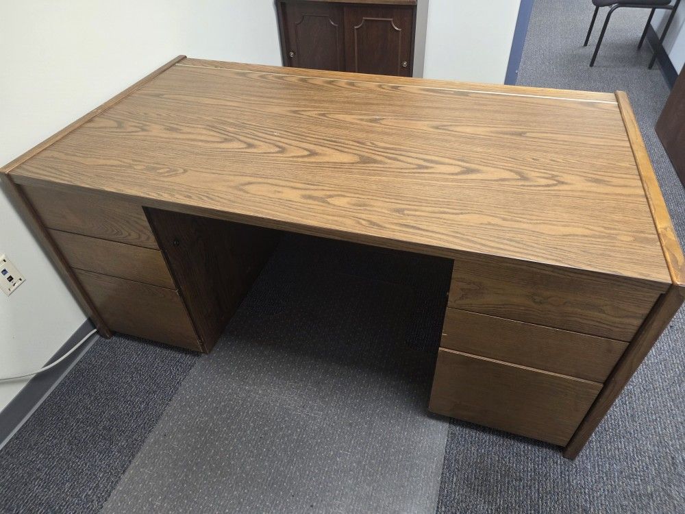 Office Desk W/ 6 Drawers. π₯π₯π₯