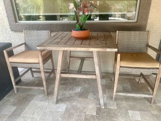 Outdoor Patio Table & Chairs