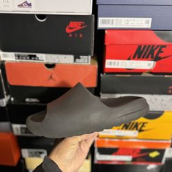 Adidas Yeezy Onyx Slide size 9 USED