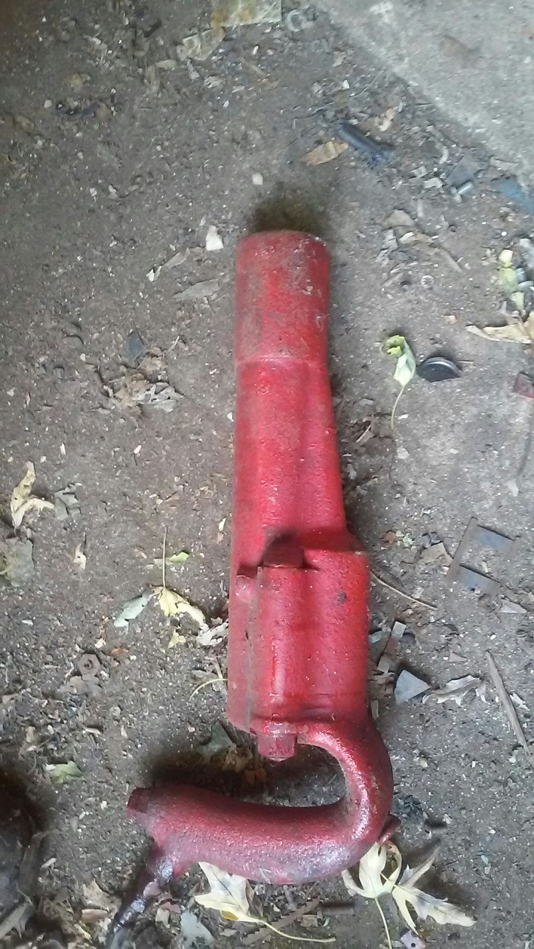 Small pneumatic chipping hammer