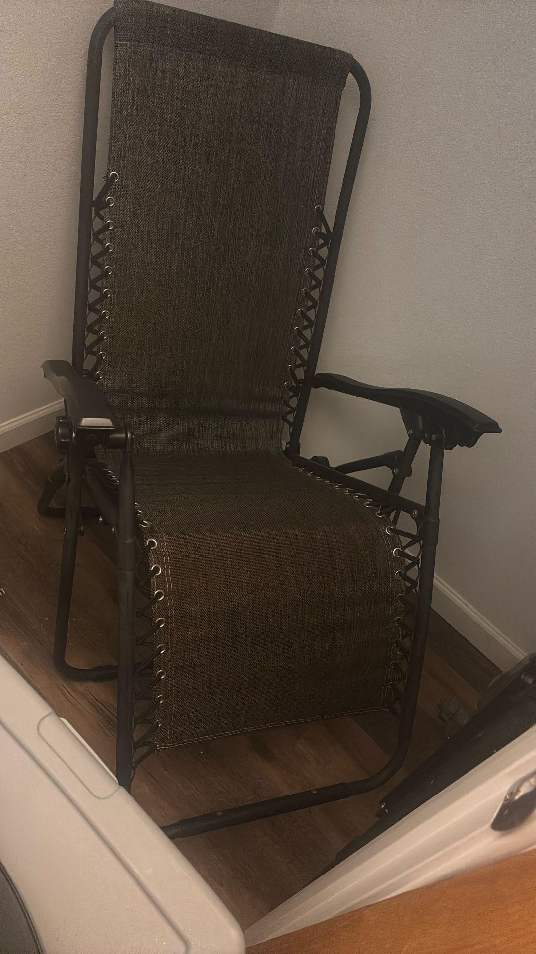 2 Foldable Lounge Chairs With Cup Holders