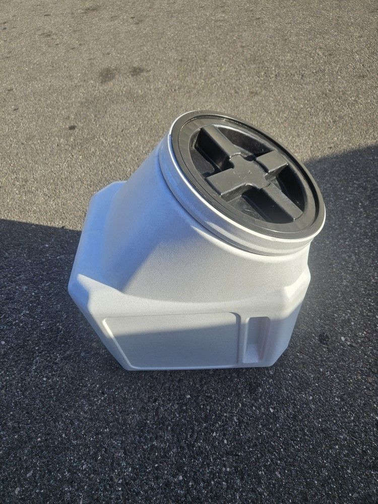 Pet Food Container Holds 40lbs Of Pet Food