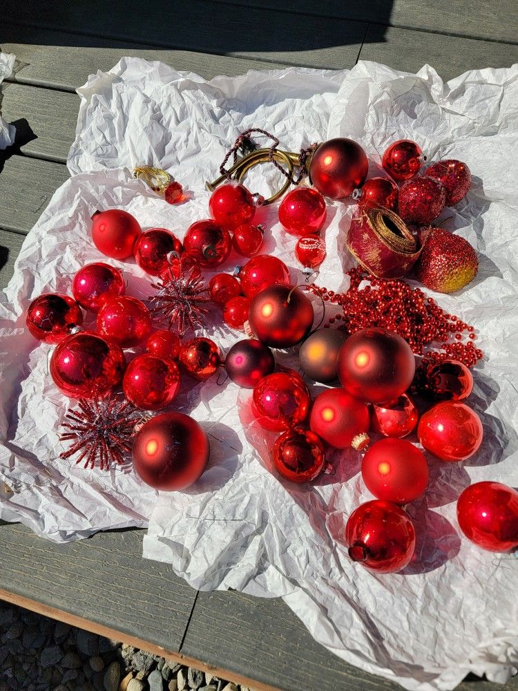 Free Red Themed Christmas Tree Ornaments Decor for Sale in Centralia, WA OfferUp