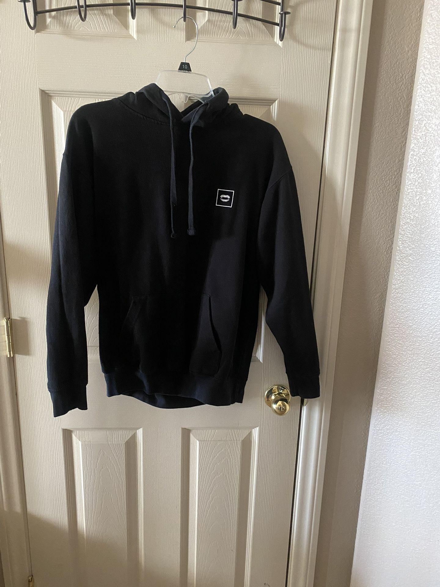 Sudadera CHOMP BRAND Con Gorro Y Bolsas Color Negro- Size M