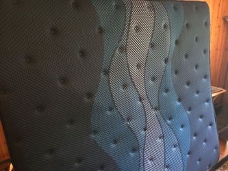King Dreamcloud PressureSmart Plush Mattress - Like New