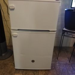 General Electric Mini Refrigerator In Good Condition