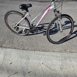 Schwinn 700C Connection (Nearly New) 28 Inch Bike 