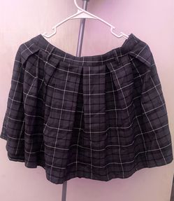 Hot Topic Social Collision Women’s Medium Black and White pleated plaid mini skirt