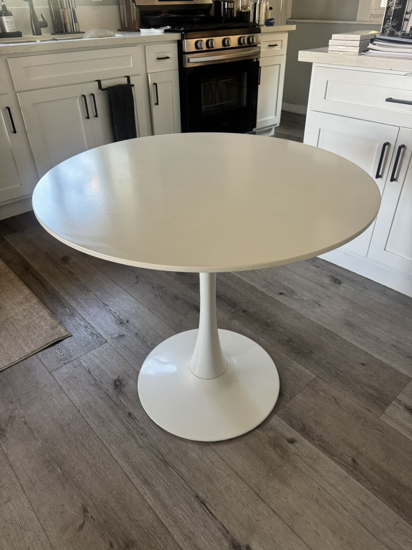 Round Modern Pedestal Dining Table — 31.5” — Minimal & Clean