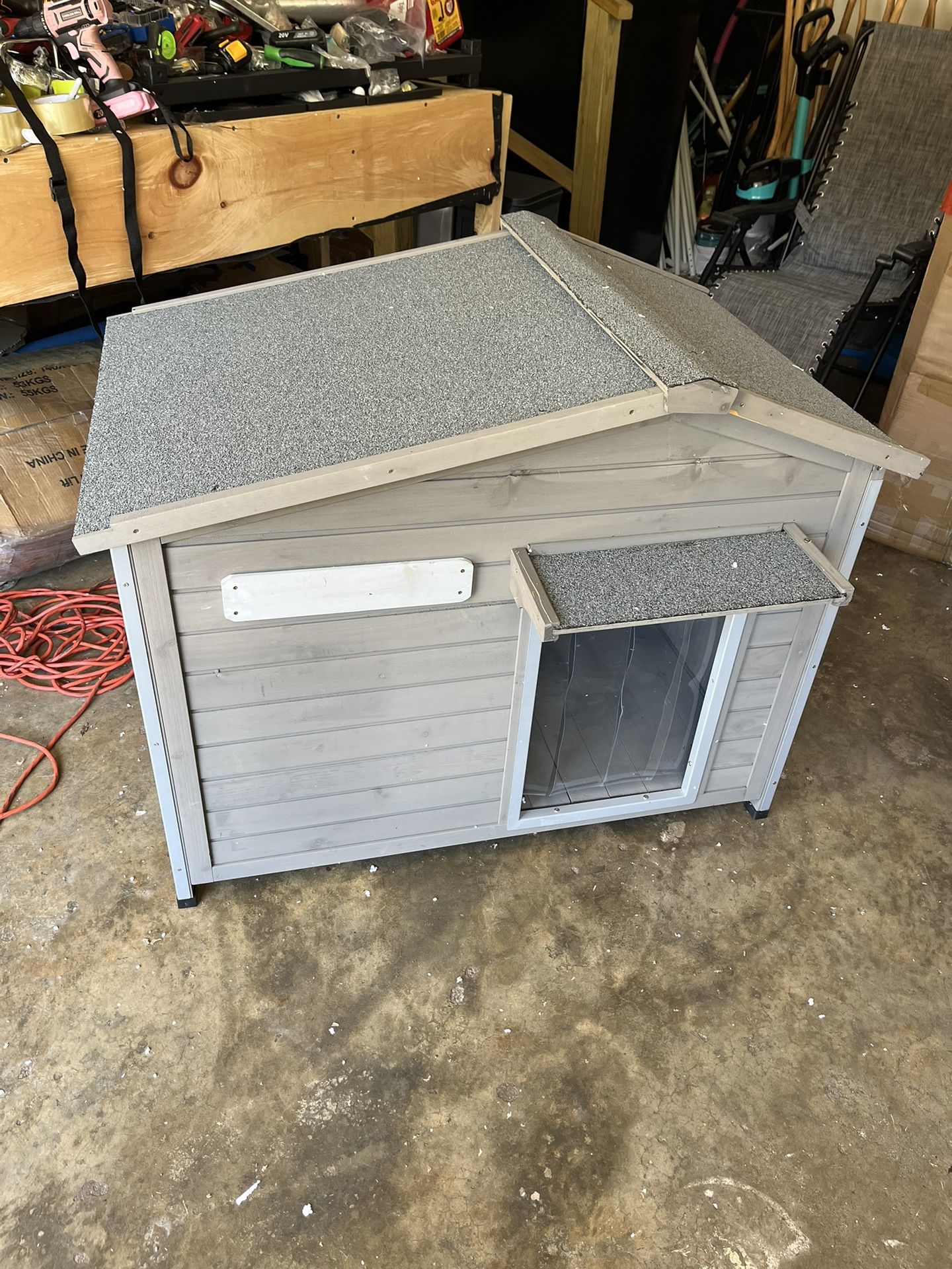 Gowoodhut Outdoor Dog House with Chew-Proof Iron Frame, Wooden Dog Kennel Weatherproof for Medium and Small Dog
