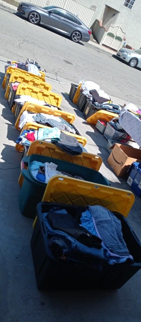 Lots Of Clothes / Mucha Ropa