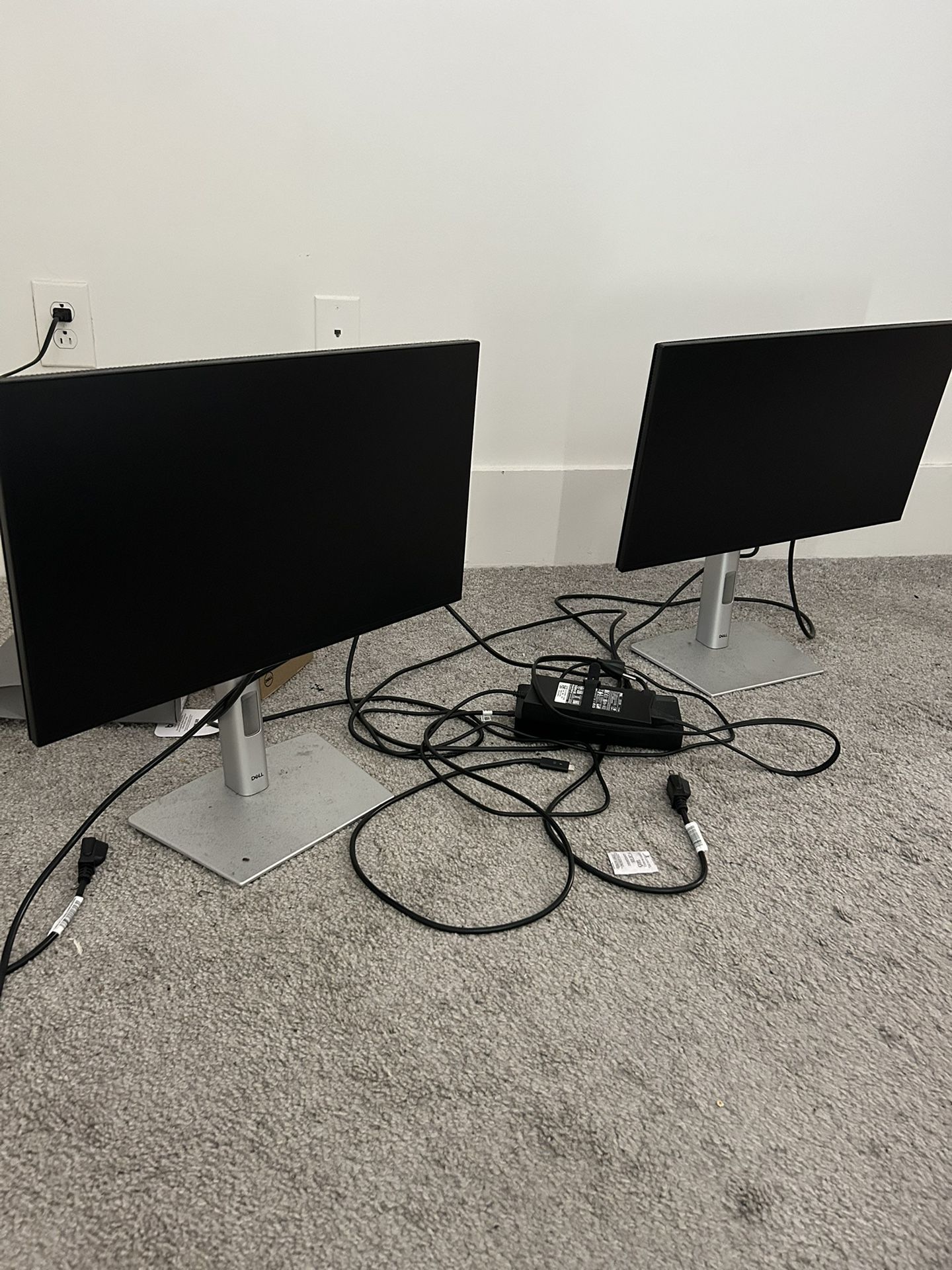 2 brand new Dell monitors + docking station 🔥🔥
