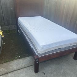 BONITA CAMA TWIN SZ DE PURA MADERA SOLIDA CON COLCHÓN MEMORY FOAM GEL 13” USADA COMO NUEVA 