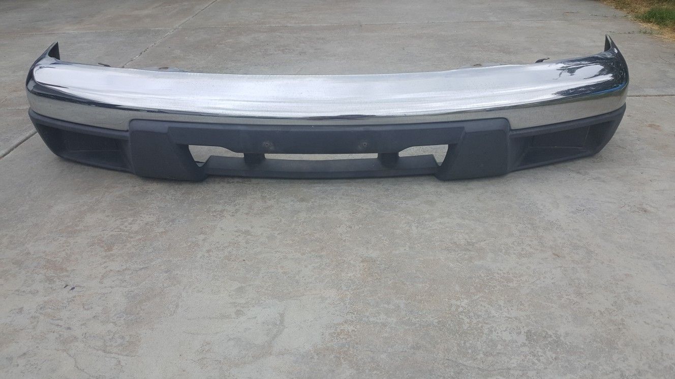 04-12 Chevy Colorado GMC Canyon OEM front bumper in excellent condition