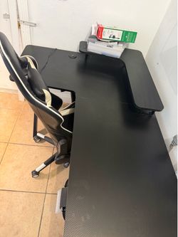 Gaming chair and desk in perfect condition