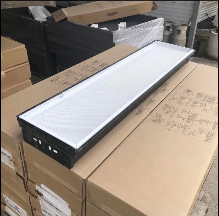 Philips Lightolier Fluorescent Light Fixture 4’x1’ T8 Lamps Multi-Tap 120-277V Model E79684 Black