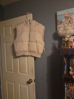 Cream Cropped Puffer Vest