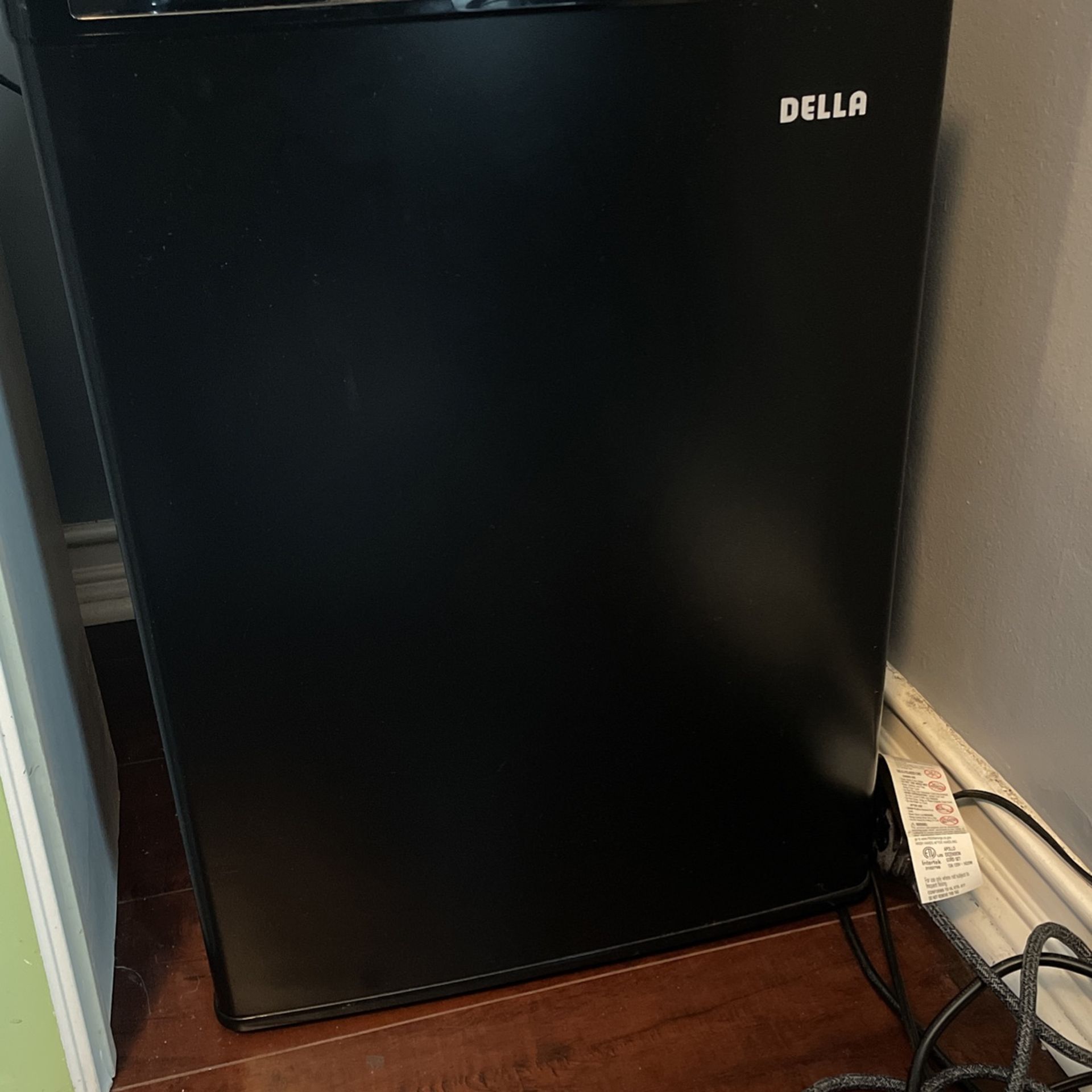 Della Mini Fridge (Great Condition ) Refrigerator  