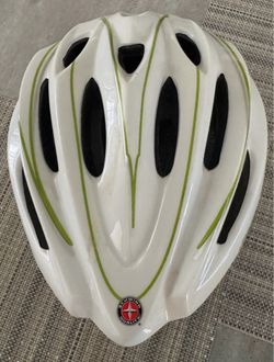 Youth Bicycle Helmet. SCHWINN Youth Ages 5-8. Adjustable straps. (Youth Size Small) - 50–54 cm.