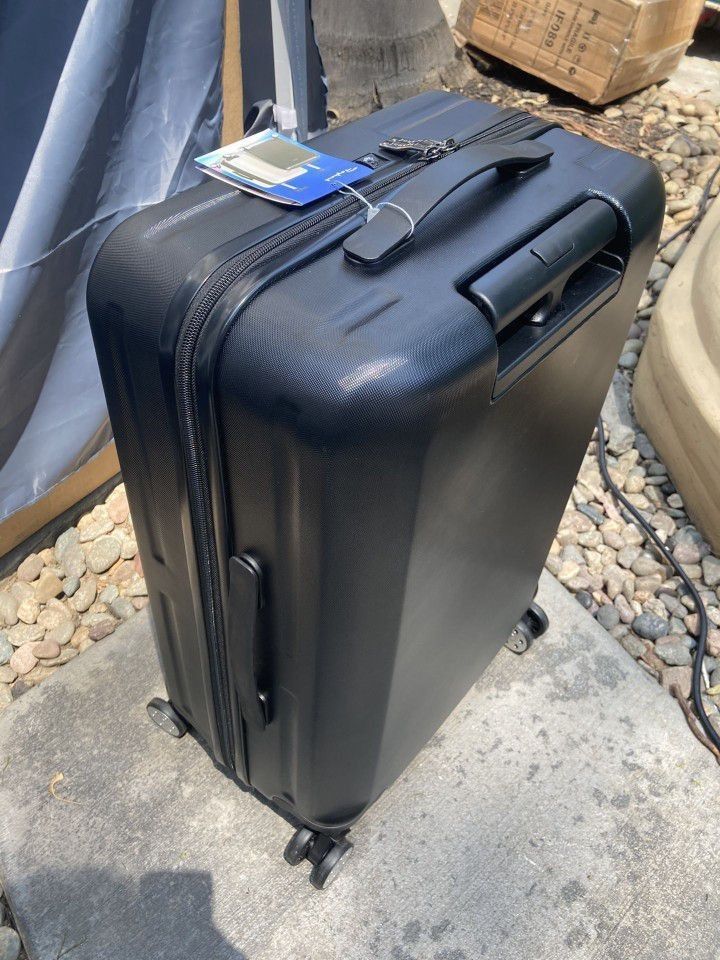 New FeyBaul 24” Hard Top Carry On Suitcase for Sale in Los Angeles, CA
