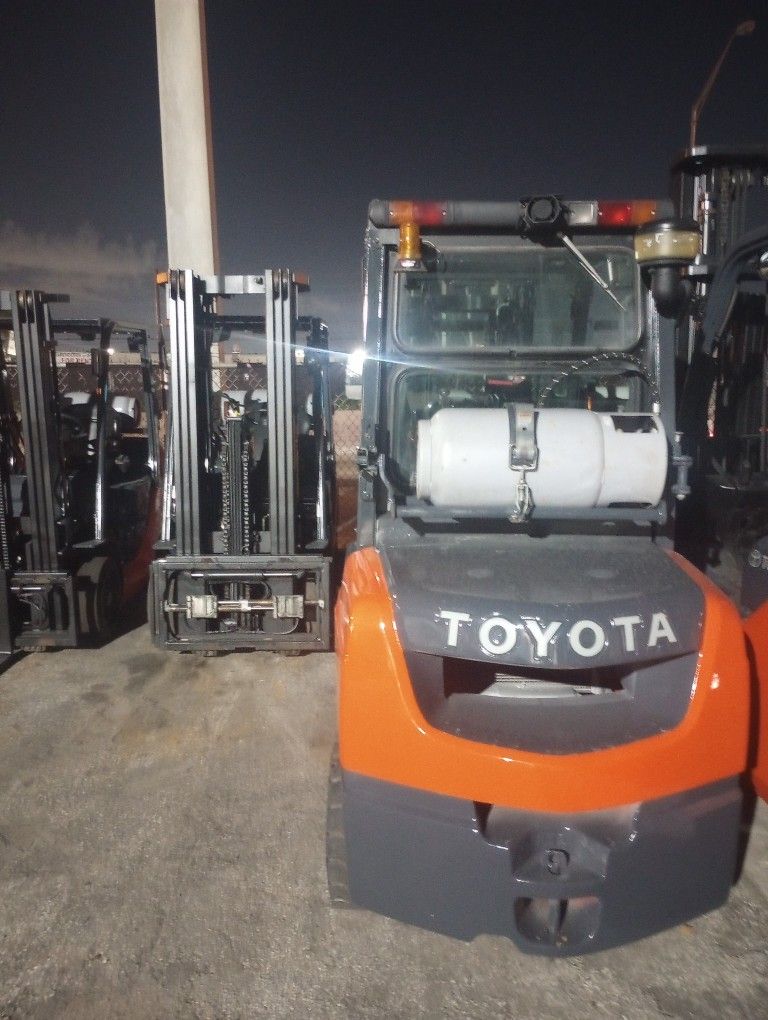 FORKLIFT TOYOTA 3600# Triple Mast