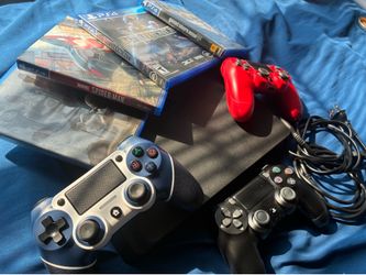PS4 Slim with 3 controllers and 4 games (LOCAL PICKUP ONLY)