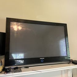 Samsung TV - Smart TV Compatible 