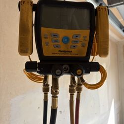 Fieldpiece Wireless Four Port Refrigerant Manifold With Vacuum Gauge