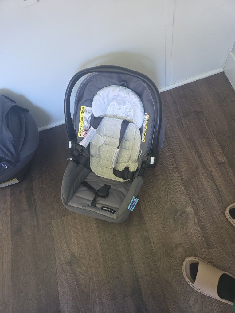 Snuggle 35 Lite Car Seat With Base