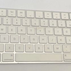 APPLE A1644 EMC 2815 Wireless Magic Keyboard Silver/White QWERTY Bluetooth