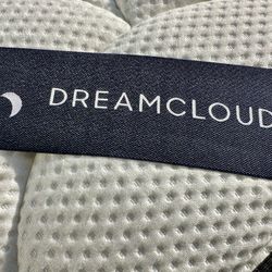 DreamCloud, Split King, 2 Twin XLs, Like New, Perfect Condition