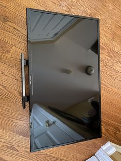 33” LCD Color Insignia TV