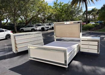 White Faux-Crocodile and Mirrored Bedroom Set Queen Size