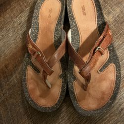 New pair of Teva Ventura brown leather flip-flop wedge sandal 