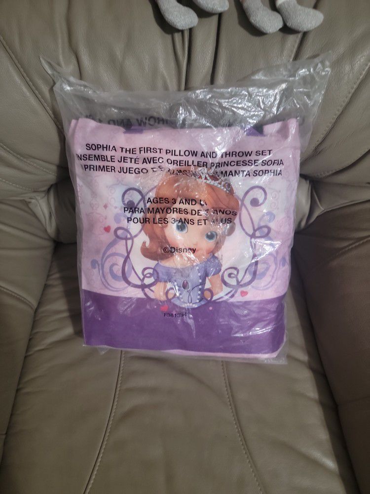 Brand New DISNEY Dophia The First Pillow And THROW SET
