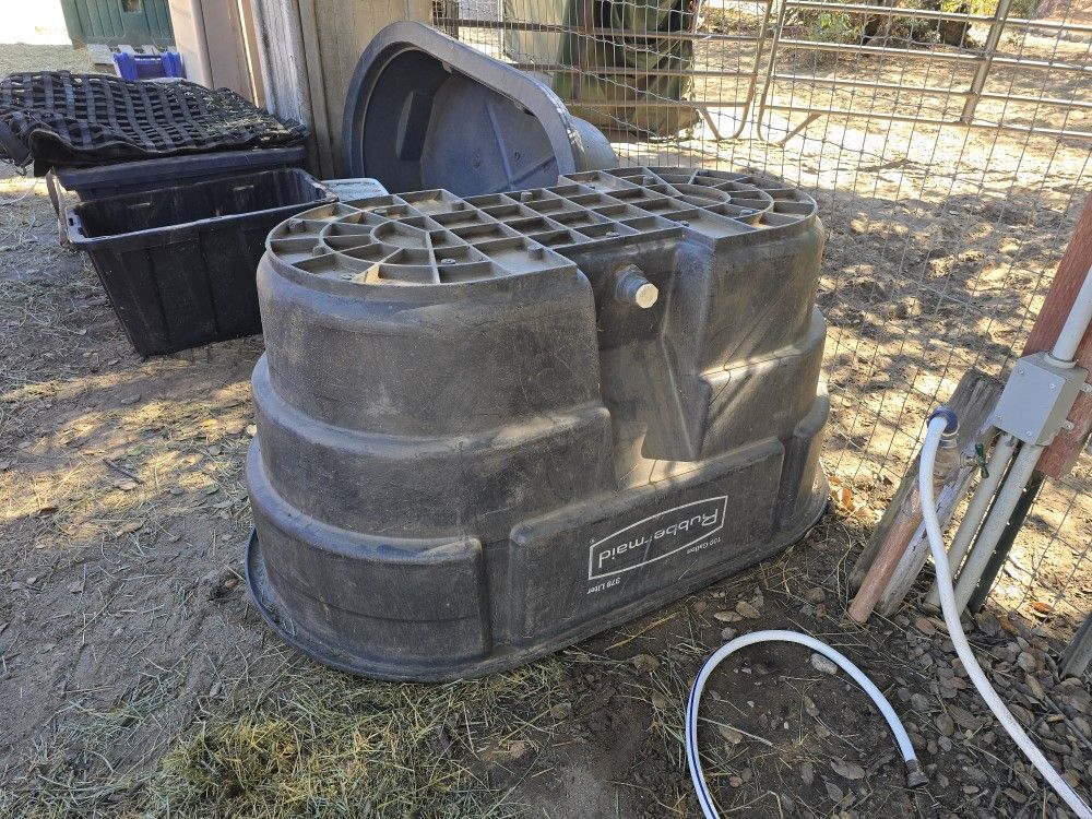 100 Gallon Rubbermaid Feed Bin
