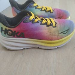 HOKA Clifton 9 Pride Rainbow – Women’s Size 8